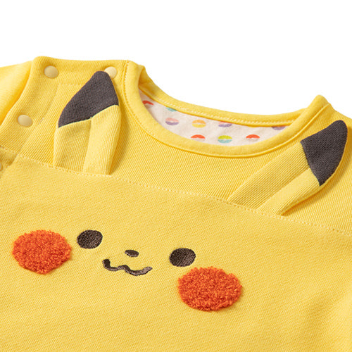 領口特寫:領口立體比卡超耳朵及毛巾繡紅臉頰特寫,表情可愛。