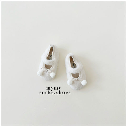 俯視角度展示白色毛毛嬰兒鞋的內部與鞋帶設計,質感蓬鬆柔軟。