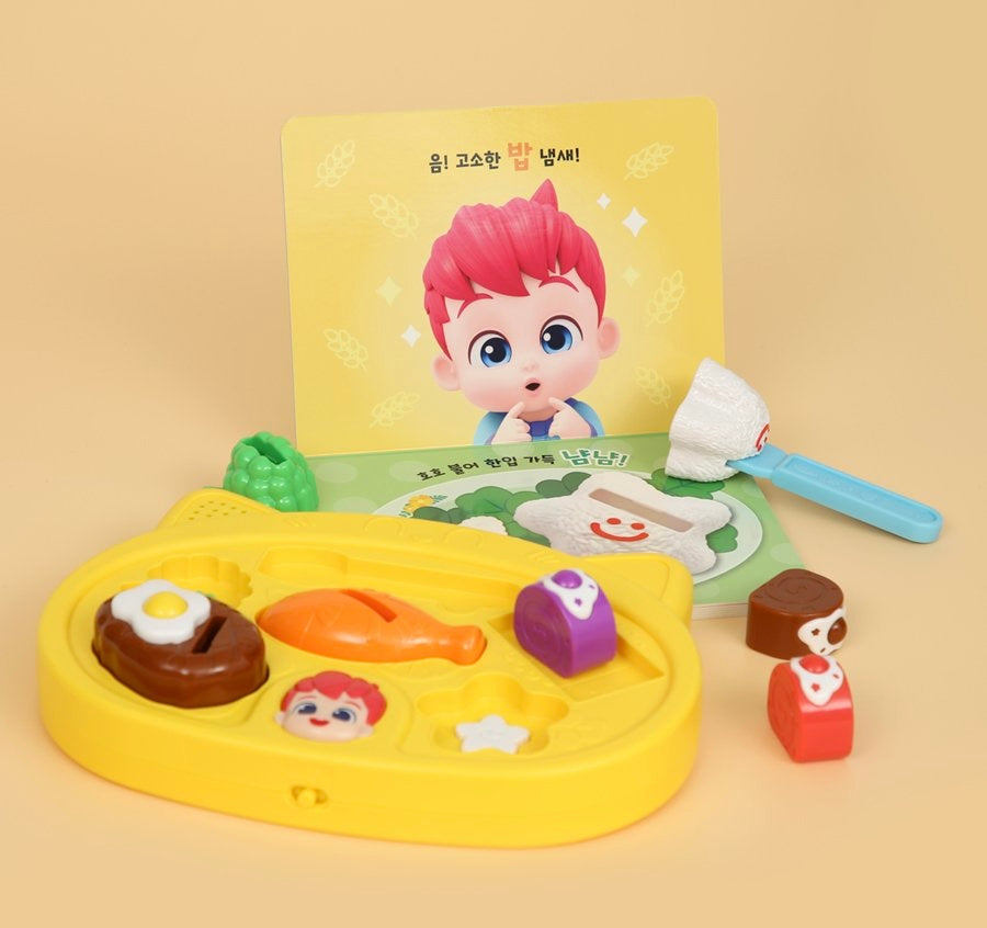 玩具全套展示，包含餐盤、所有食物配件、叉子與立起來的繪本。