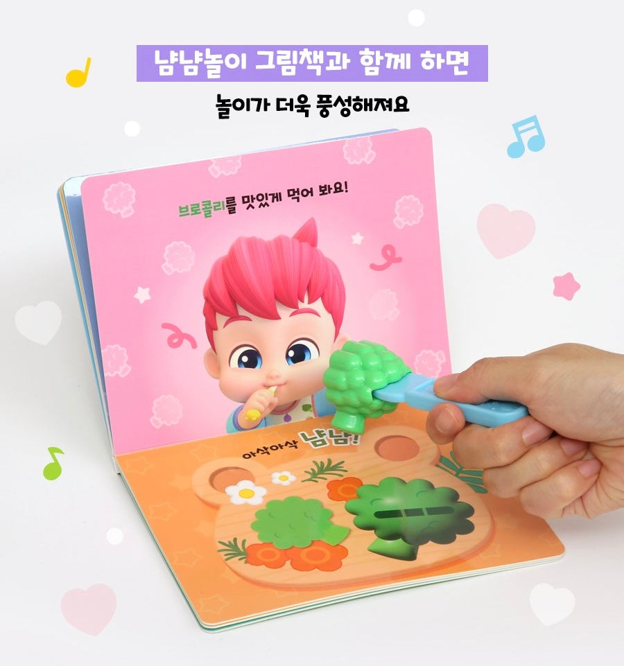 展示將西蘭花玩具放在繪本對應位置的玩法，Bebefinn 正在書中吃西蘭花。