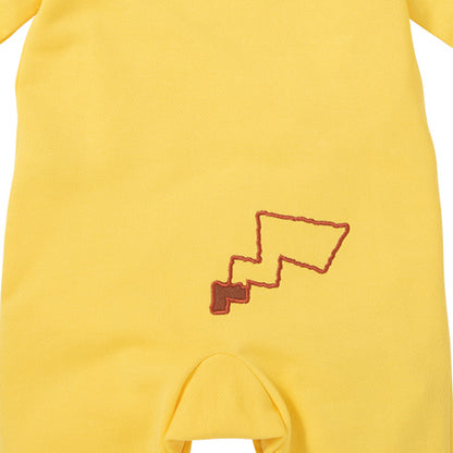 尾巴特寫:臀部位置的棕色邊框黃色閃電尾巴刺繡特寫。