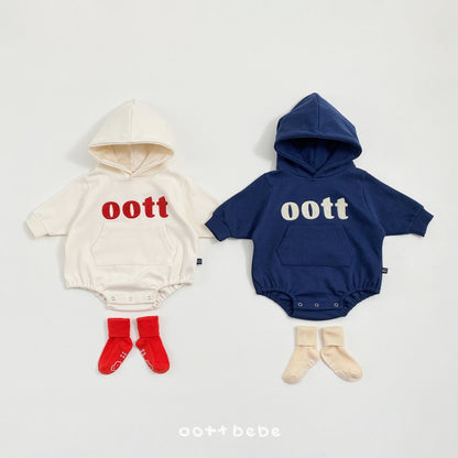 兩件 oottbebe 連帽包屁衣平鋪展示，左邊為奶油白配紅字，右邊為海軍藍配米白字，下方搭配同色系襪子。