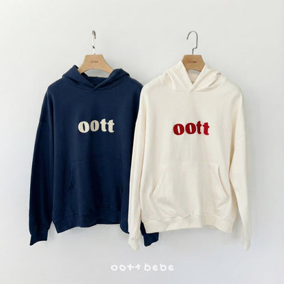 兩件大人款 oottbebe 連帽衛衣掛拍展示，左為海軍藍，右為奶油白，展示寬鬆版型。