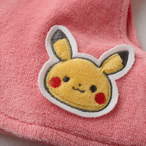 展示背心上的刺繡比卡超圖案