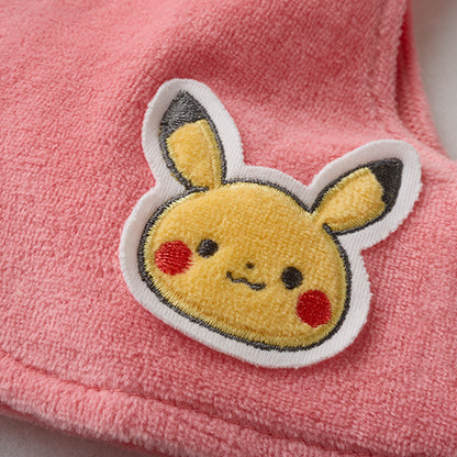 展示背心上的刺繡比卡超圖案