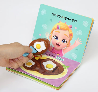 展示用叉子叉起漢堡排餵食繪本中的角色，模擬真實吃飯場景。
