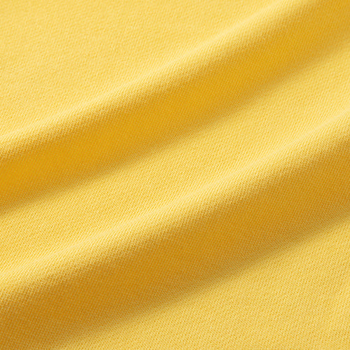 布料特寫:黃色針織布料紋理特寫，展示柔軟透氣材質。