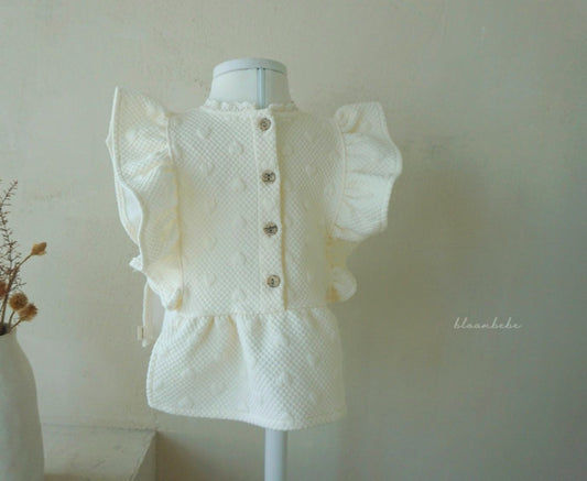 嬰兒荷葉邊背心背面設計展示，採用質感木紋排扣開合，方便穿脫並增添自然復古風格。