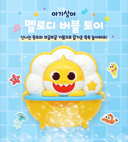 Baby Shark 音樂泡泡浴玩具宣傳圖，黃色鯊魚造型玩具掛在藍色浴室背景上，周圍有海馬、海星貼紙及漂浮的泡泡，韓文標題寫著 Melody Bubble Toy。