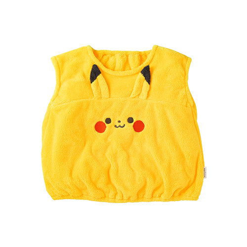 Monpoké 黃色比卡超嬰兒背心正面，領口有立體耳朵，胸前有可愛比卡超五官刺繡，下擺為鬆緊帶設計。