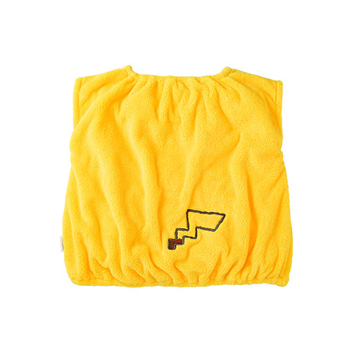 黃色嬰兒背心背面，中央繡有比卡超經典閃電尾巴圖案，毛巾料質感蓬鬆。