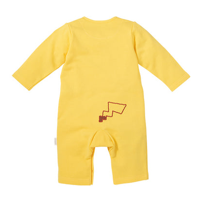 背面全圖: 比卡超嬰兒連身衣背面，臀部位置繡有標誌性閃電尾巴圖案。