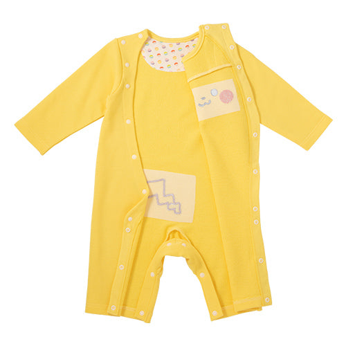 打開展示:全開啪鈕設計的黃色嬰兒連身衣，展示內部彩色精靈球圖案領口及方便換片結構。