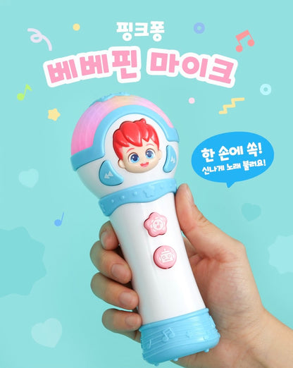 Pinkfong Bebefinn 兒童歡唱麥克風，白色機身搭配藍色握把，頂部有粉色LED燈罩，中間有Bebefinn立體頭像。